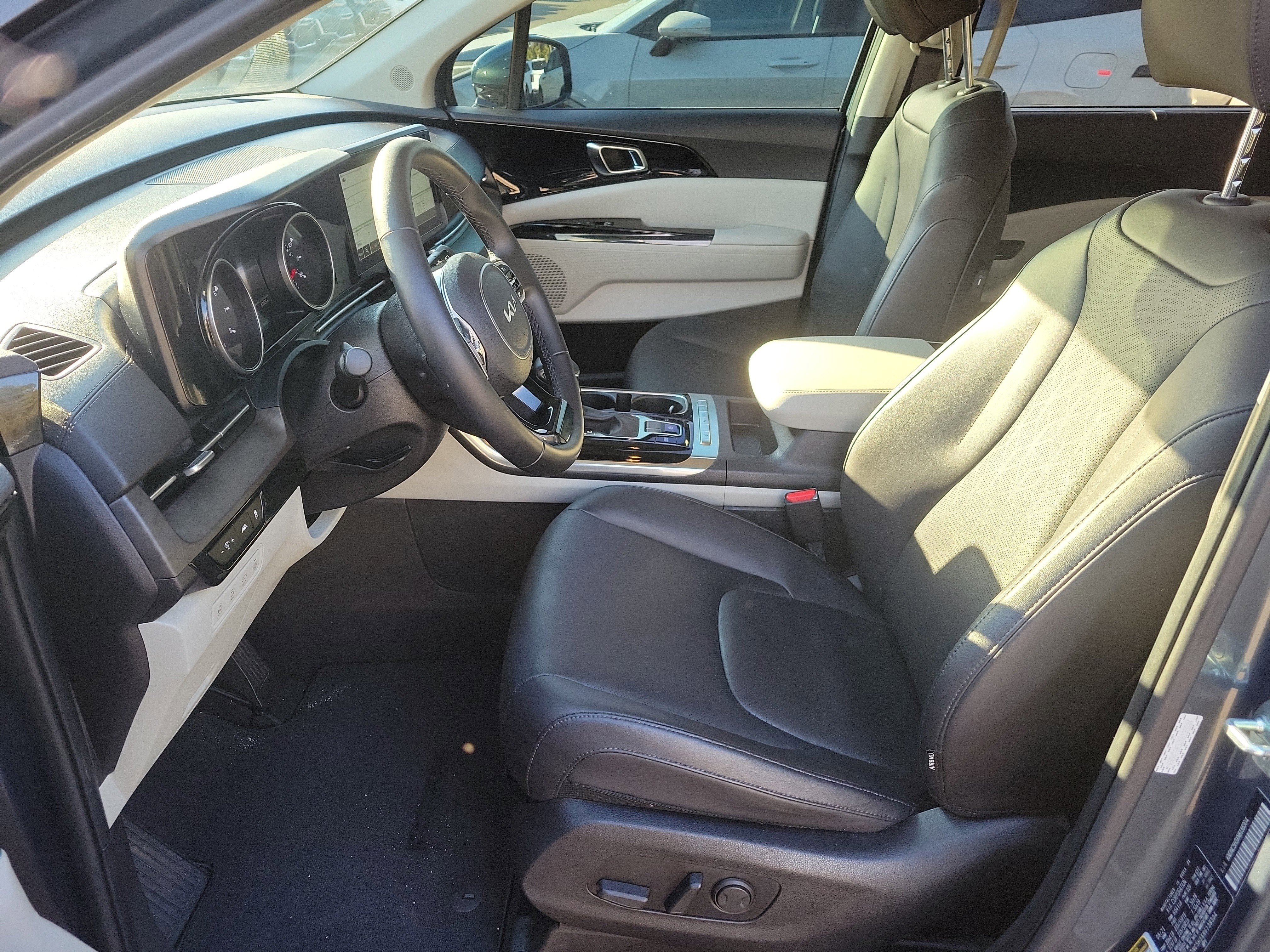 Certified 2022 Kia Carnival EX image 21