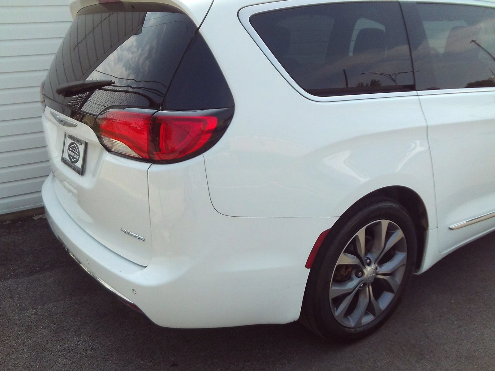 Used 2019 Chrysler Pacifica Limited w/ Tire & Wheel Group FWD image 9