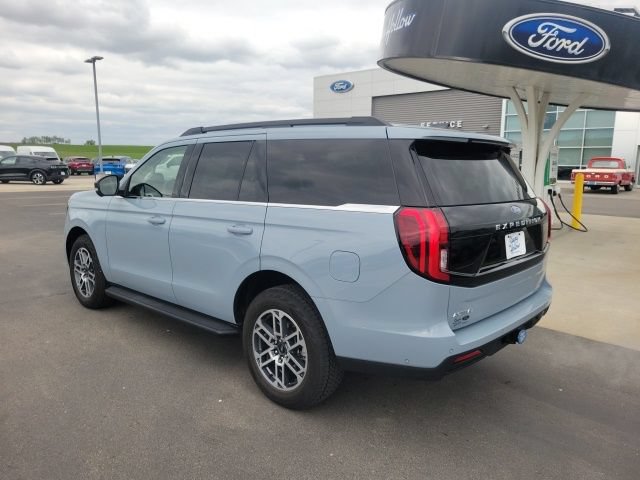 Used 2025 Ford Expedition Active AWD/4WD image 3