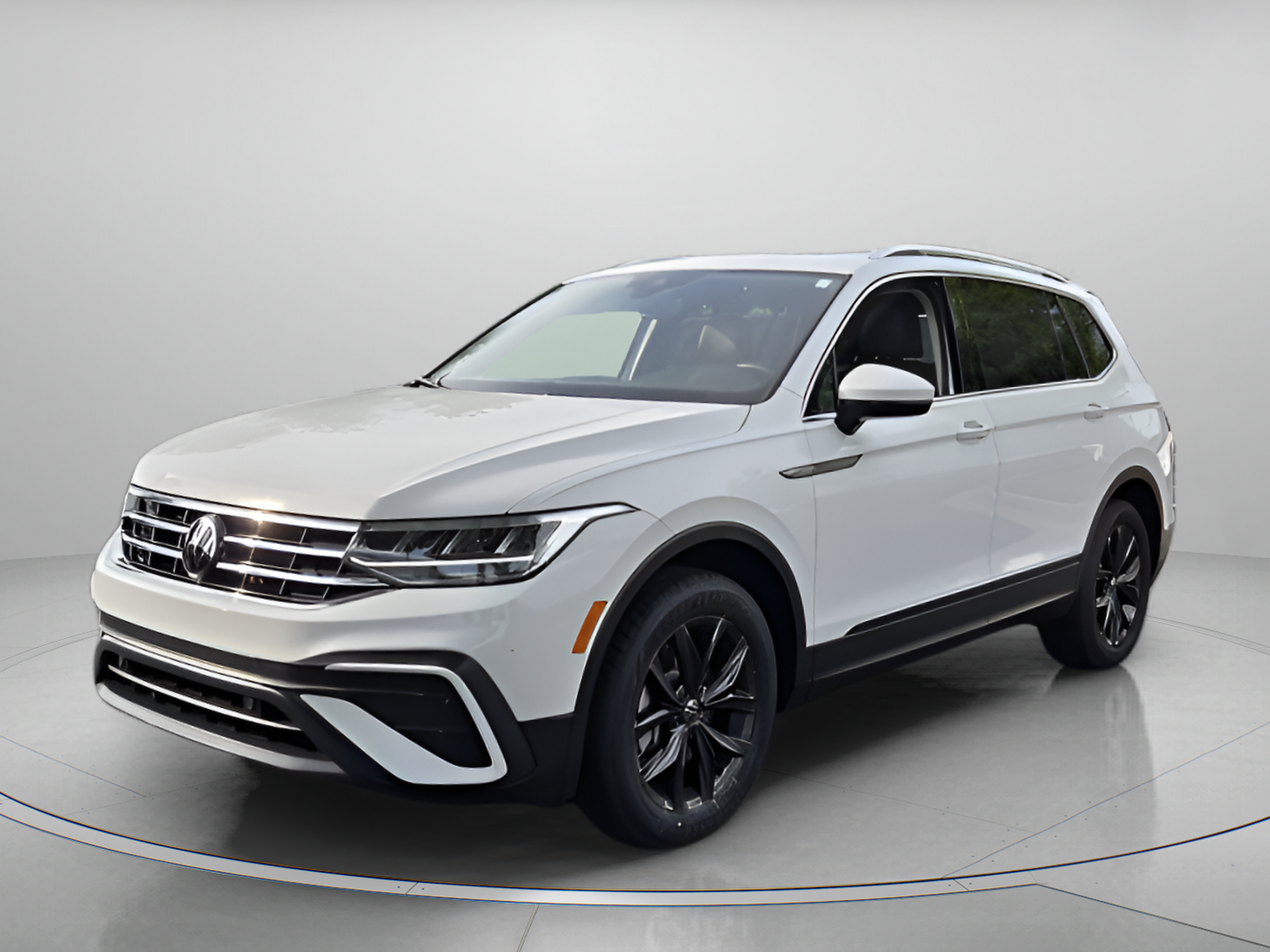Used 2024 Volkswagen Tiguan SE w/ Panoramic Sunroof Package FWD image 1