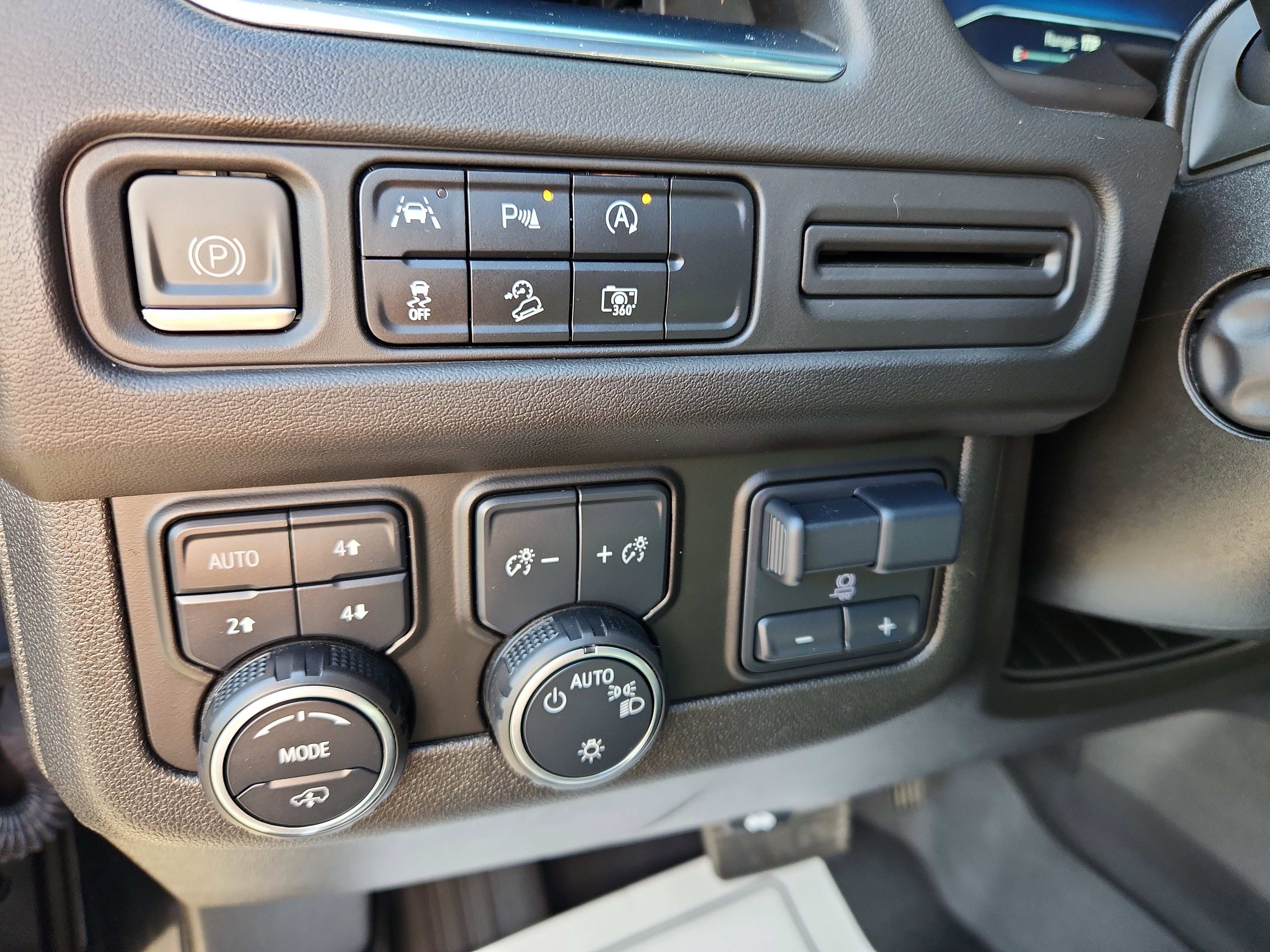 Used 2023 Chevrolet Suburban Z71 w/ Z71 Off-Road Package image 27