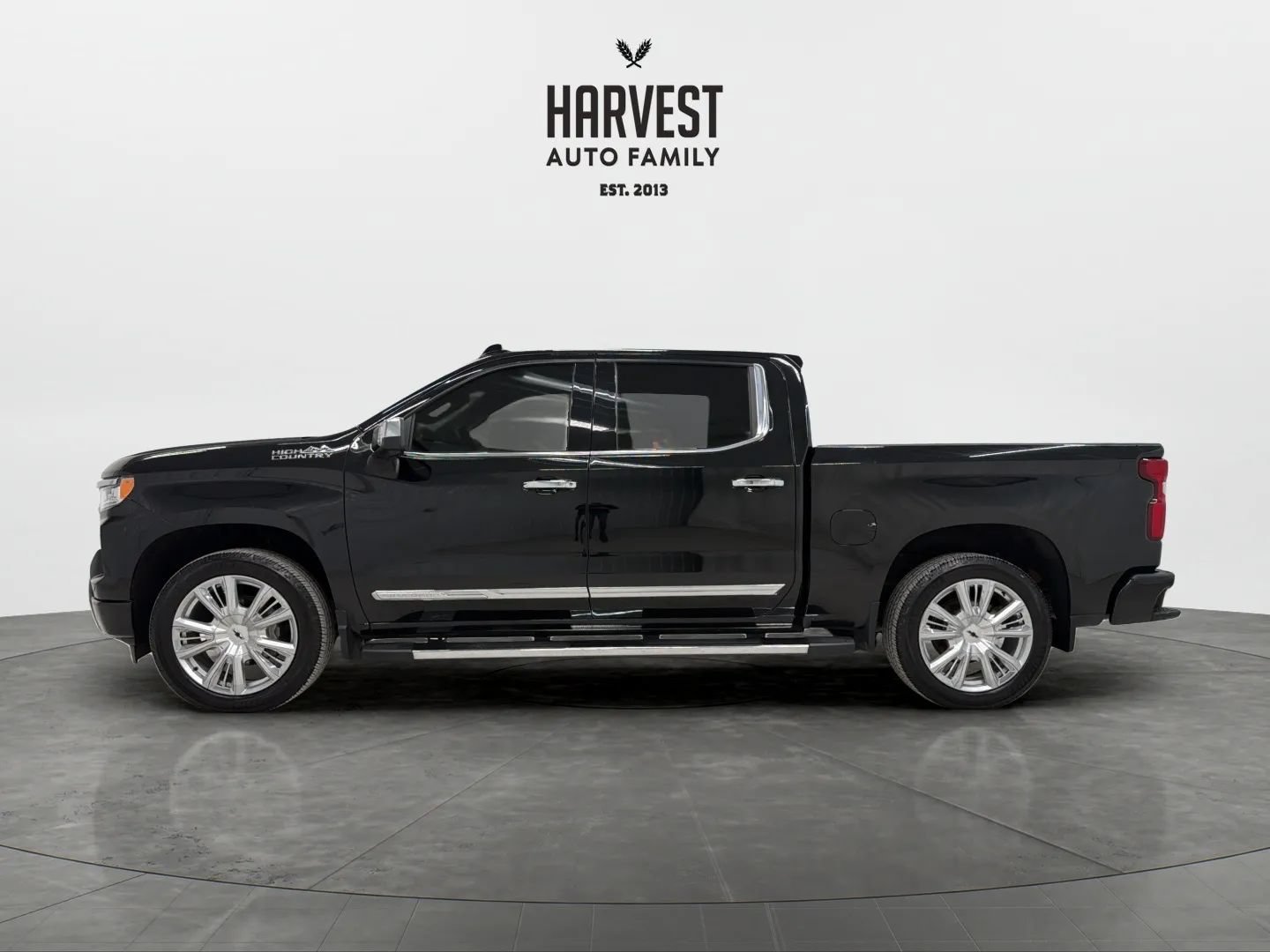 Used 2024 Chevrolet Silverado 1500 High Country w/ High Country Premium Package AWD/4WD image 2
