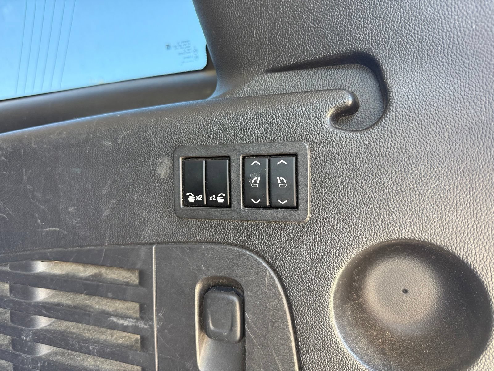 Used 2015 GMC Yukon XL Denali w/ Touring Package AWD/4WD image 30