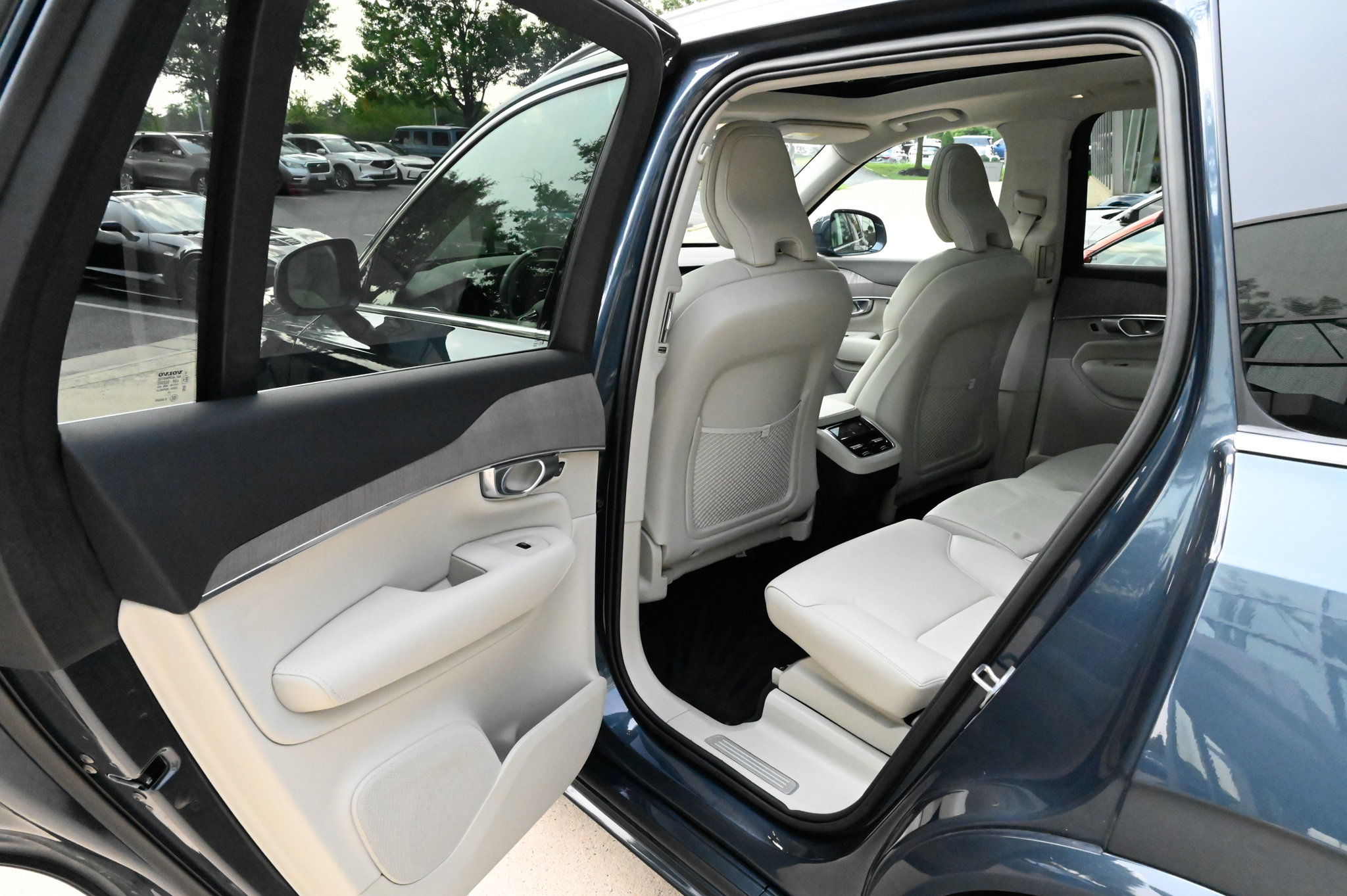 Used 2023 Volvo XC90 B6 Plus AWD/4WD image 36