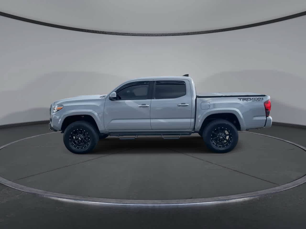 Used 2018 Toyota Tacoma TRD Sport AWD/4WD image 5
