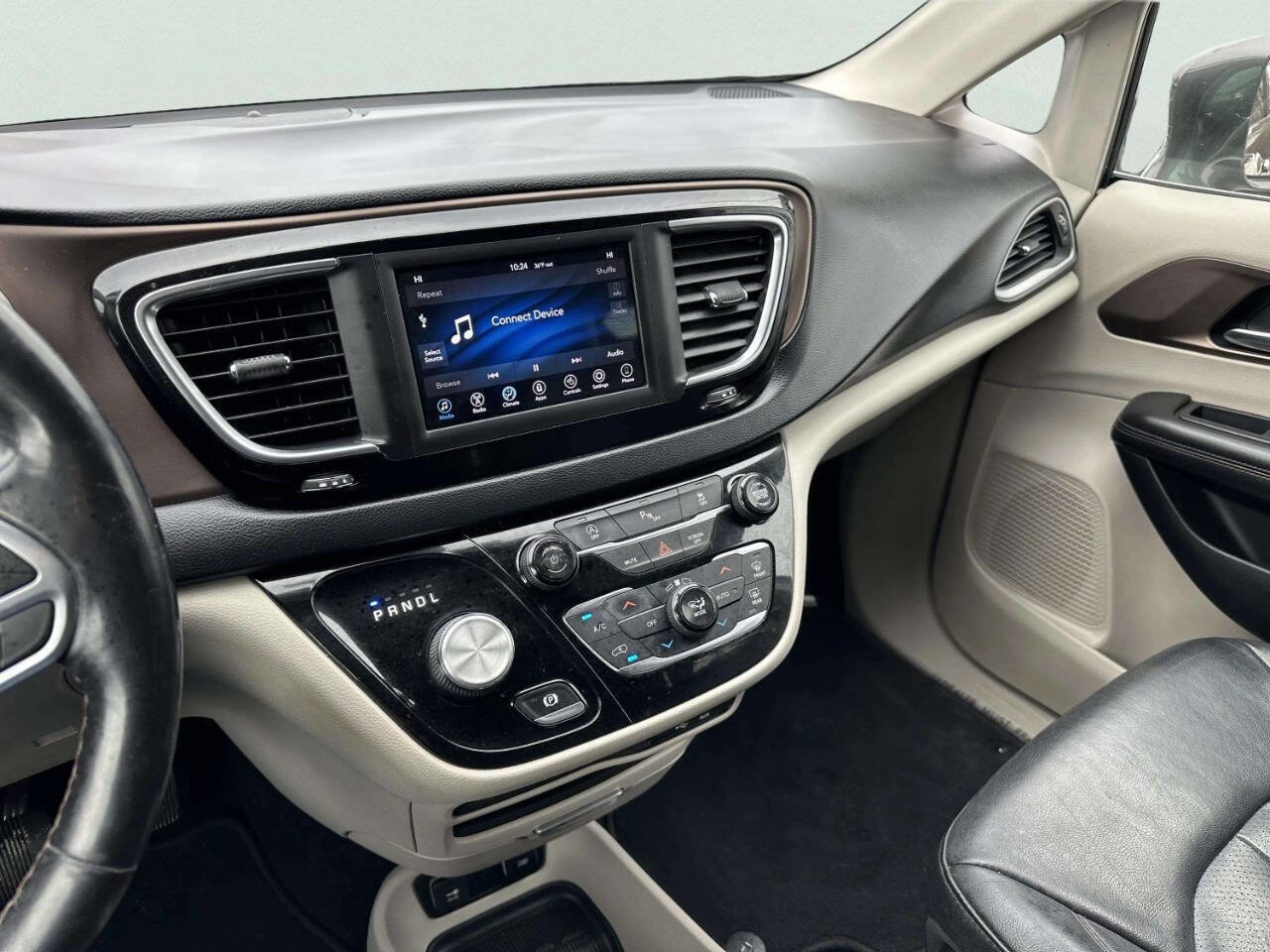 Used 2019 Chrysler Pacifica Touring-L image 30