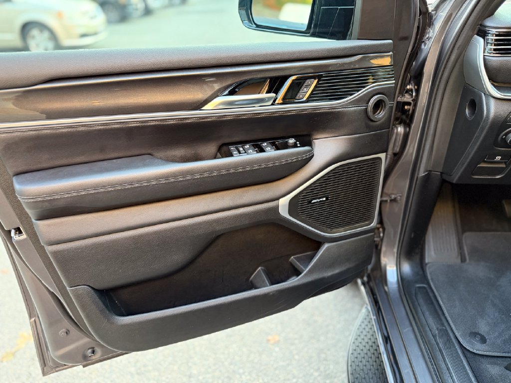 Used 2023 Jeep Wagoneer 4WD w/ Premium Group I image 18