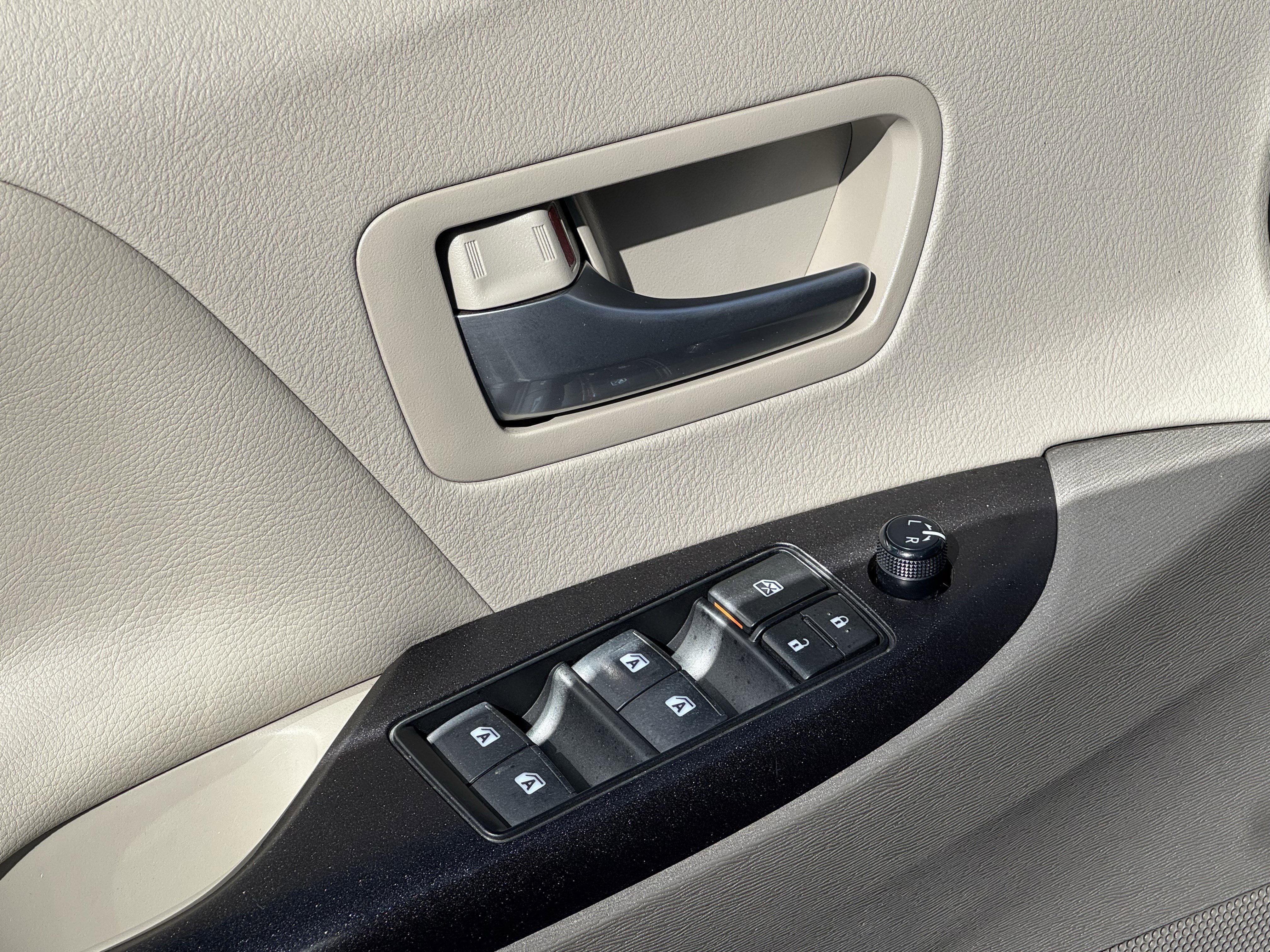 Used 2017 Toyota Sienna LE FWD image 14