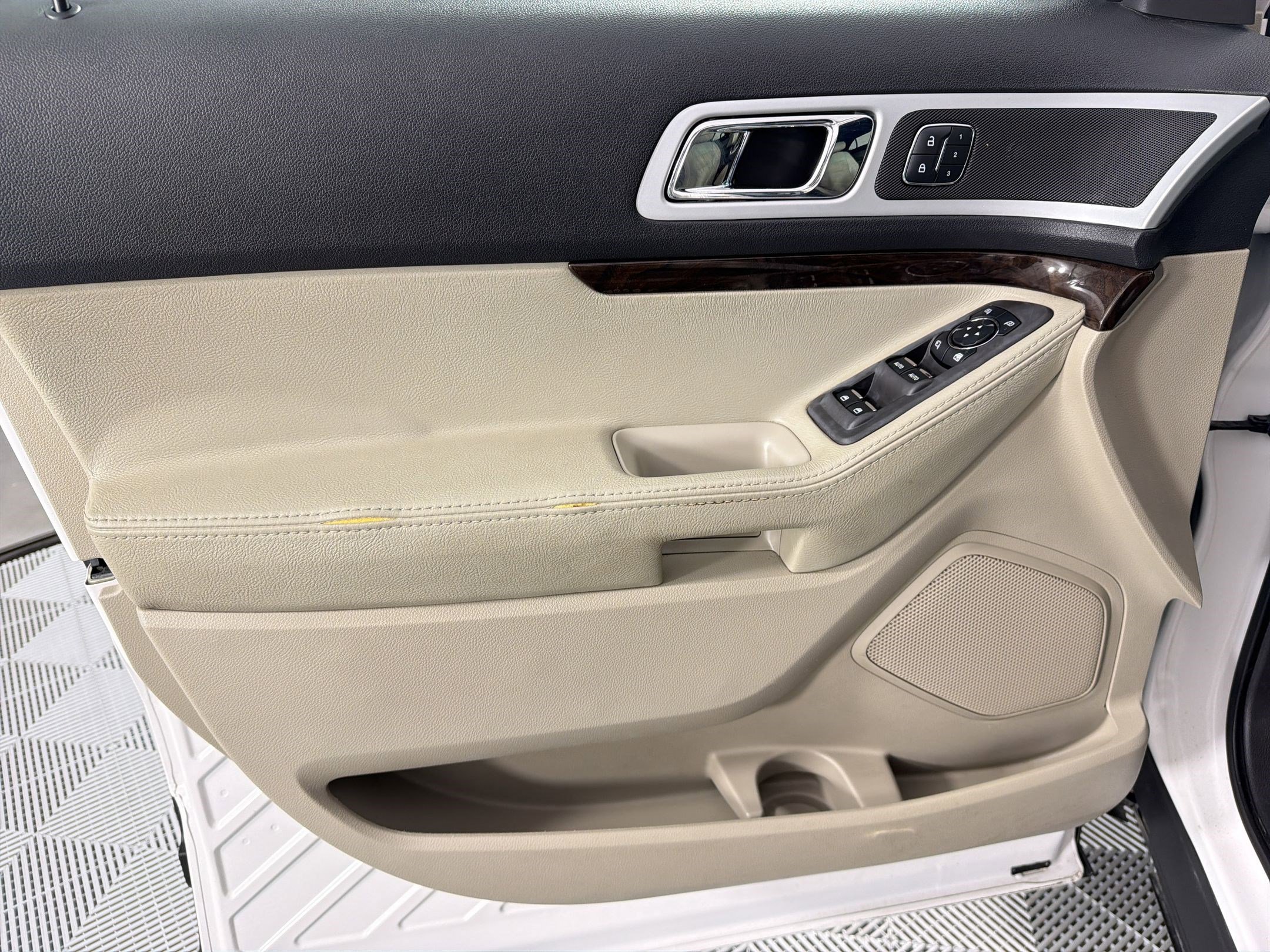 Used 2014 Ford Explorer Limited w/ Equipment Group 301A image 13