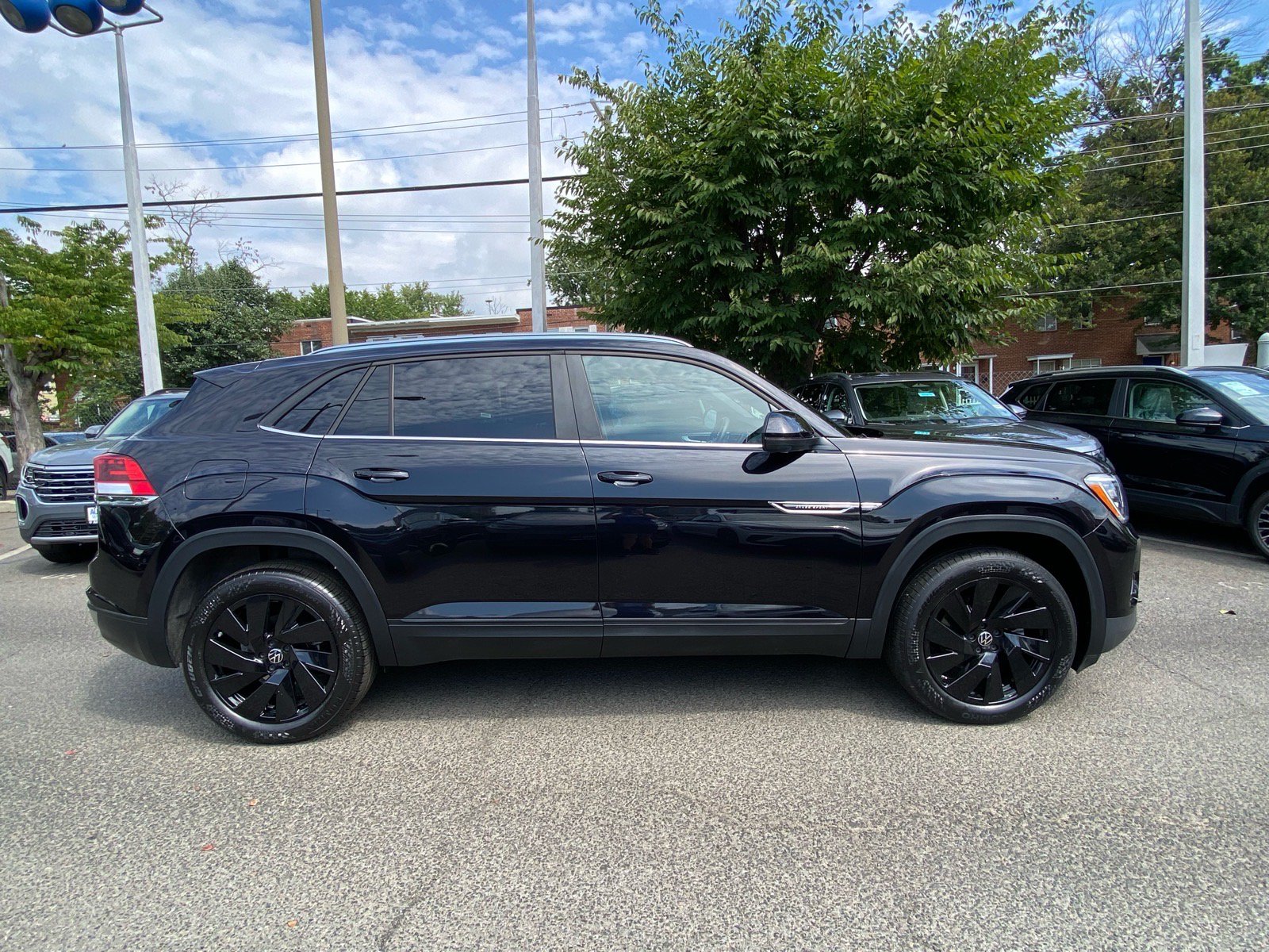 Certified 2024 Volkswagen Atlas Cross Sport SE w/ Panoramic Sunroof Package AWD/4WD image 2