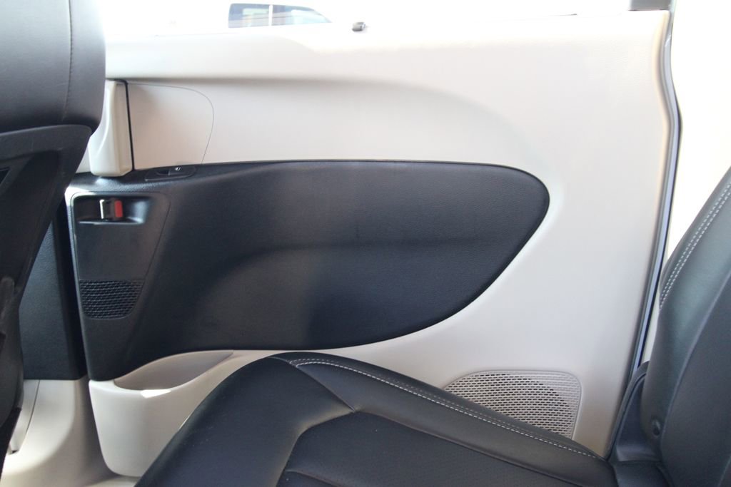 Used 2024 Chrysler Pacifica Touring-L FWD image 41