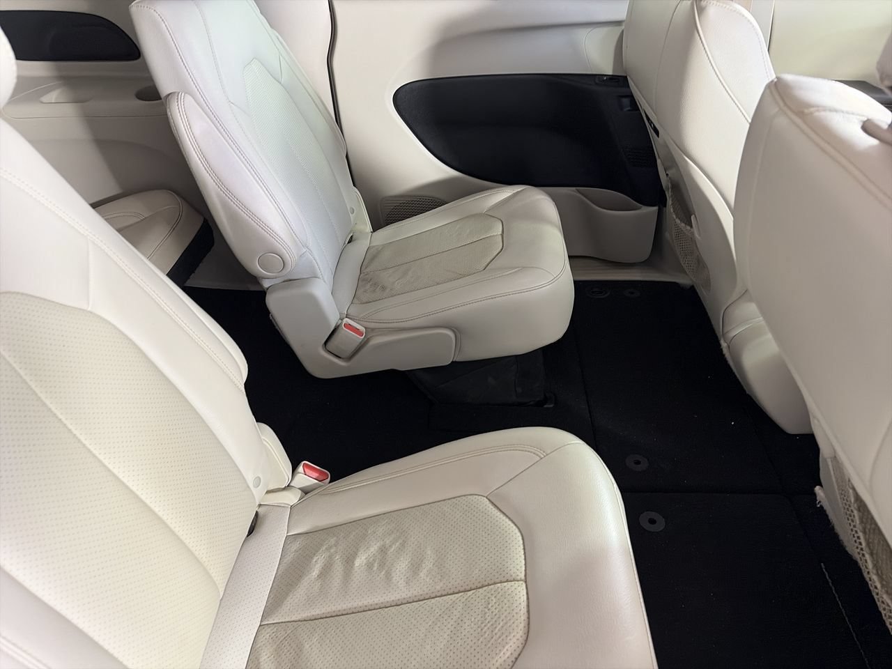Used 2021 Chrysler Pacifica Touring-L FWD image 24