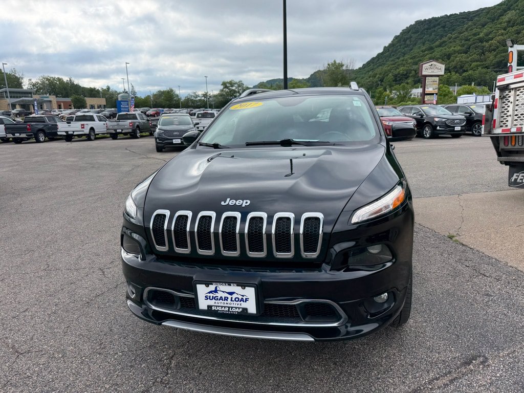 Used 2017 Jeep Cherokee Overland AWD/4WD image 2