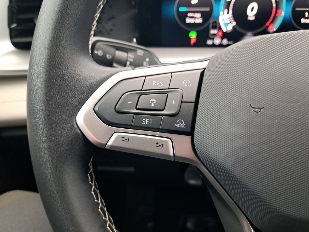 Used 2025 Volkswagen Tiguan SE image 30