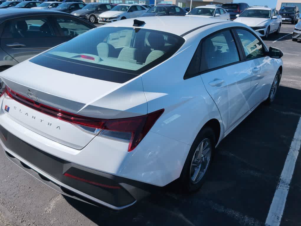 New 2026 Hyundai Elantra SE FWD image 14