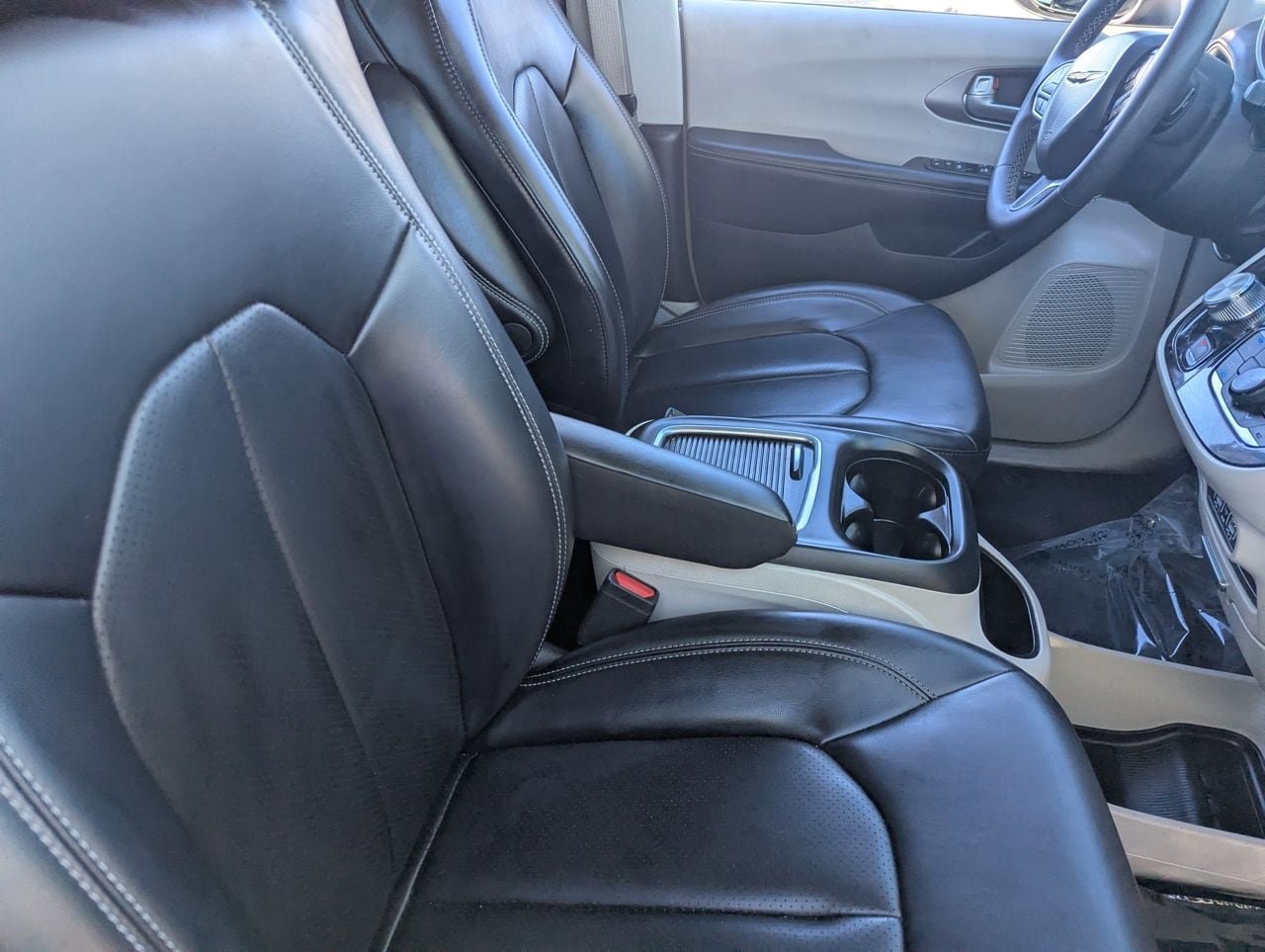 Used 2023 Chrysler Pacifica Touring-L FWD image 9