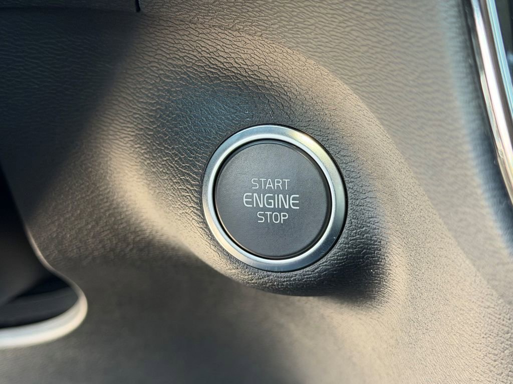 Certified 2024 Volvo XC40 B5 Core AWD/4WD image 32