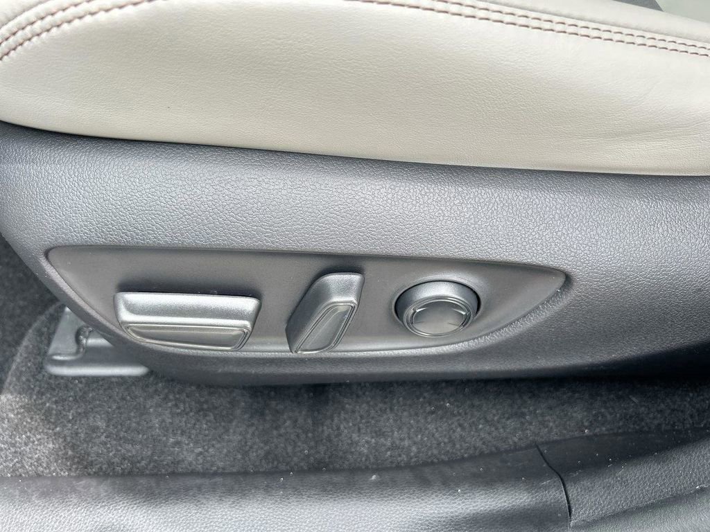 Used 2022 Toyota RAV4 Limited image 25