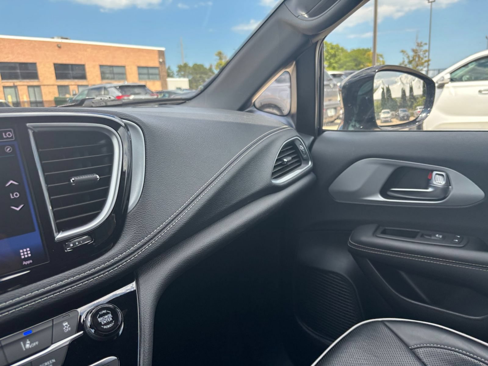 Used 2025 Chrysler Pacifica Limited FWD image 39