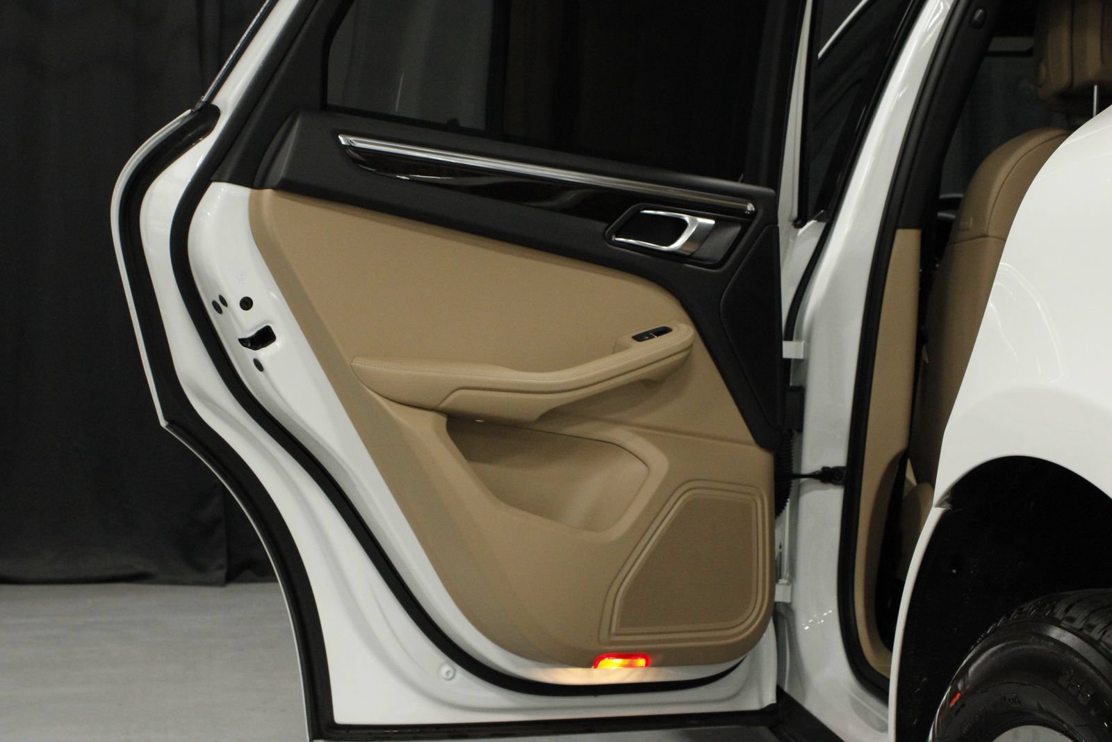 Certified 2025 Porsche Macan AWD/4WD image 18
