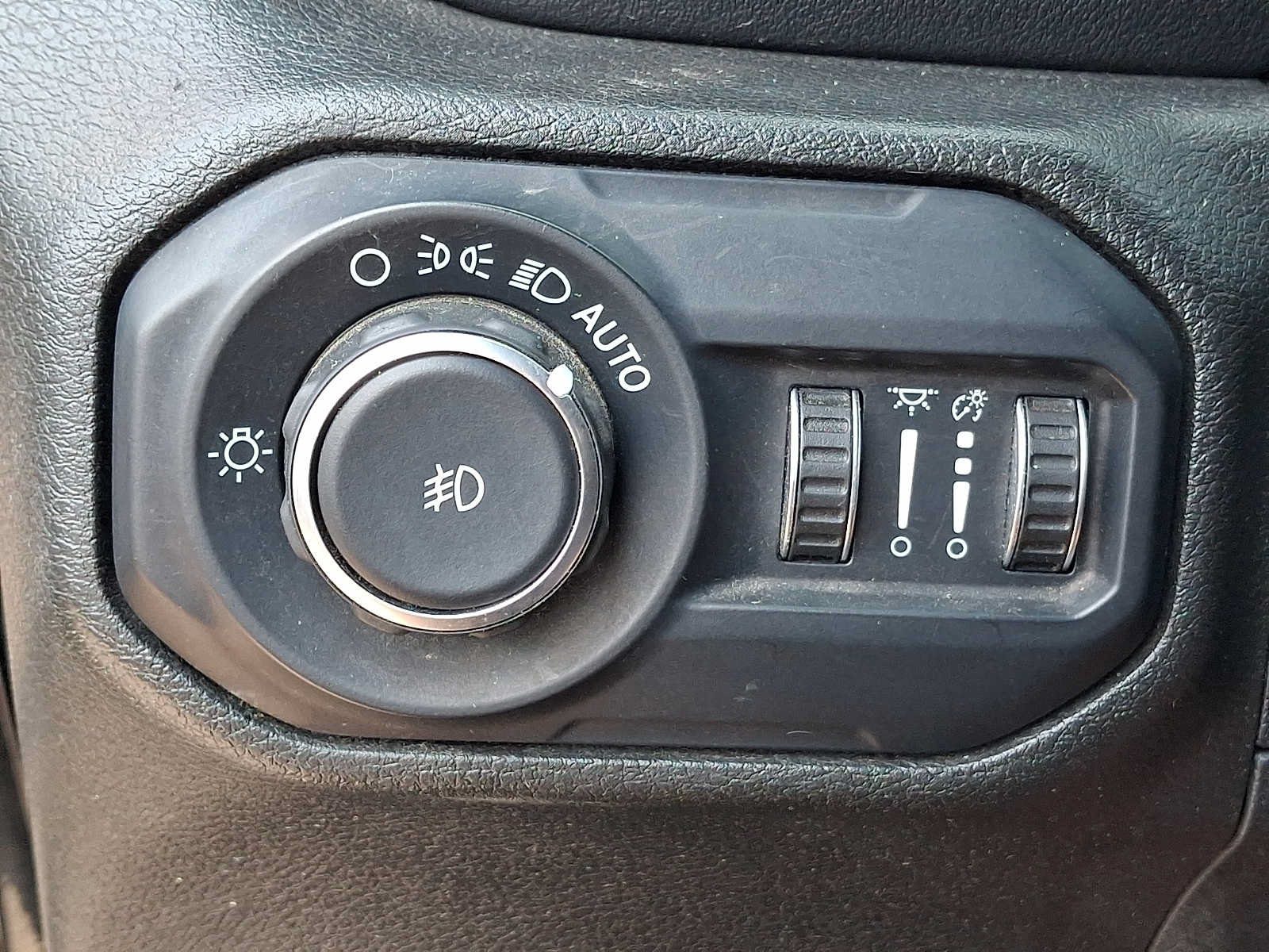 Used 2018 Jeep Wrangler Unlimited Sahara AWD/4WD image 23