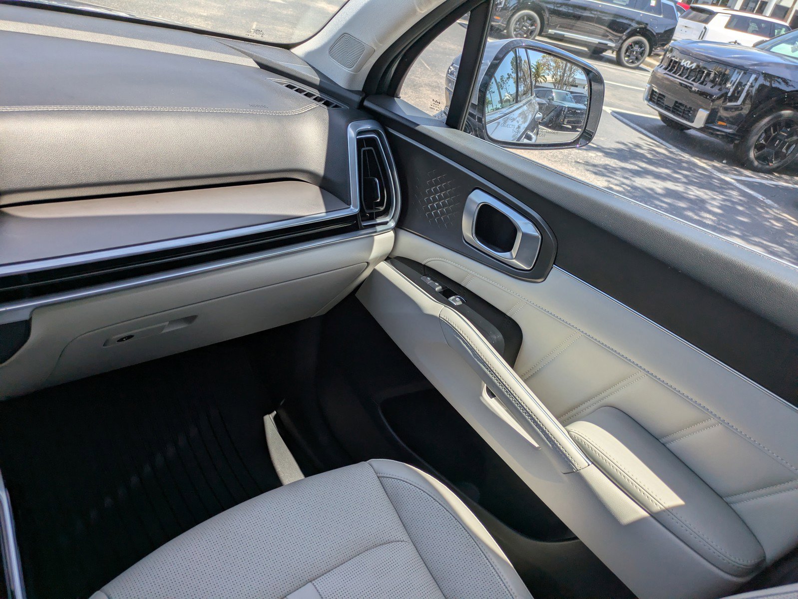 Certified 2025 Kia Sorento SX image 15