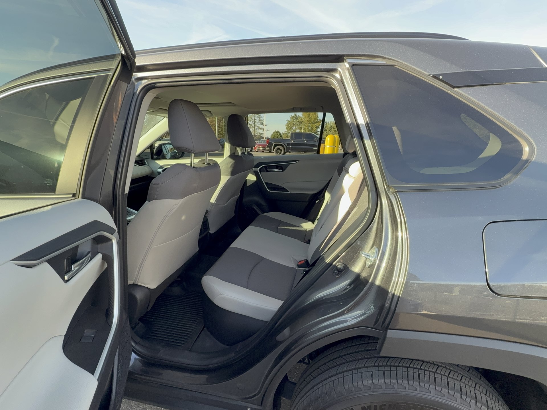 Used 2025 Toyota RAV4 XLE w/ Convenience Package AWD/4WD image 17