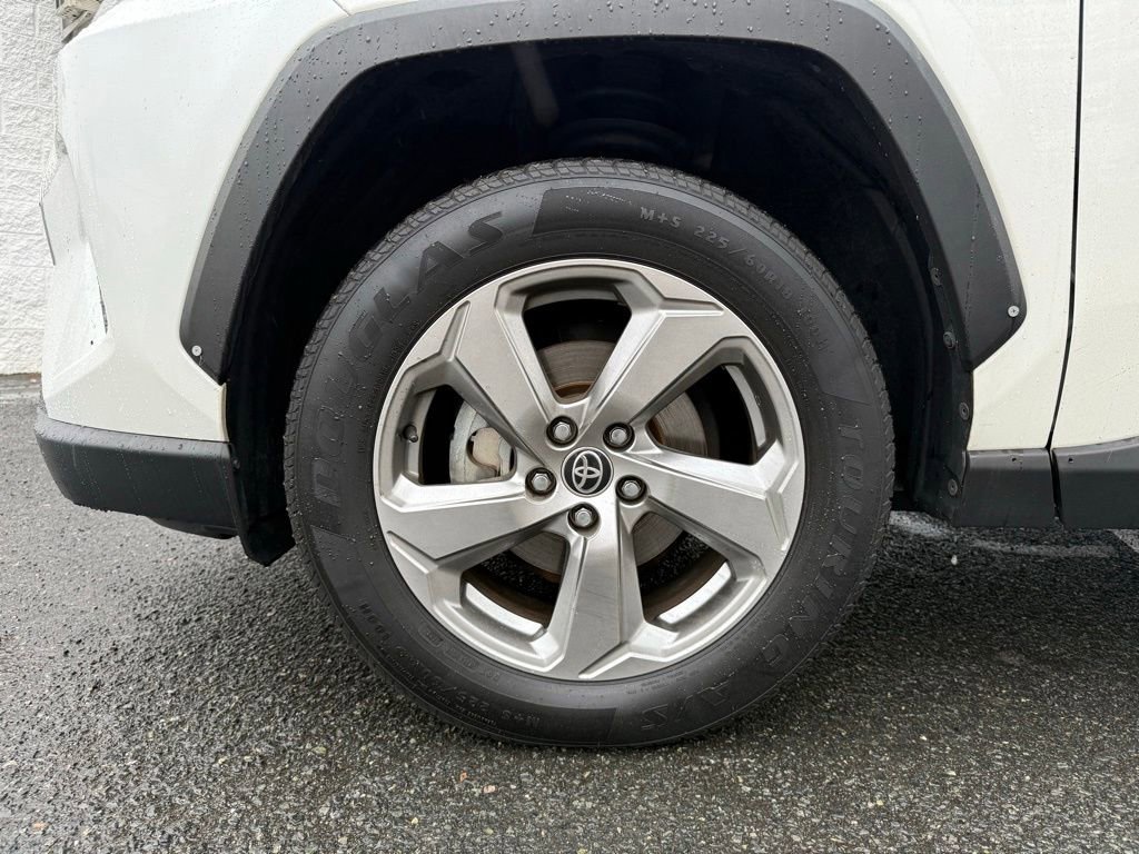 Used 2021 Toyota RAV4 XLE Premium image 16