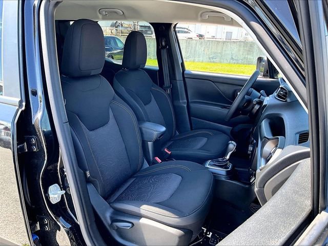 Used 2023 Jeep Renegade Latitude AWD/4WD image 11