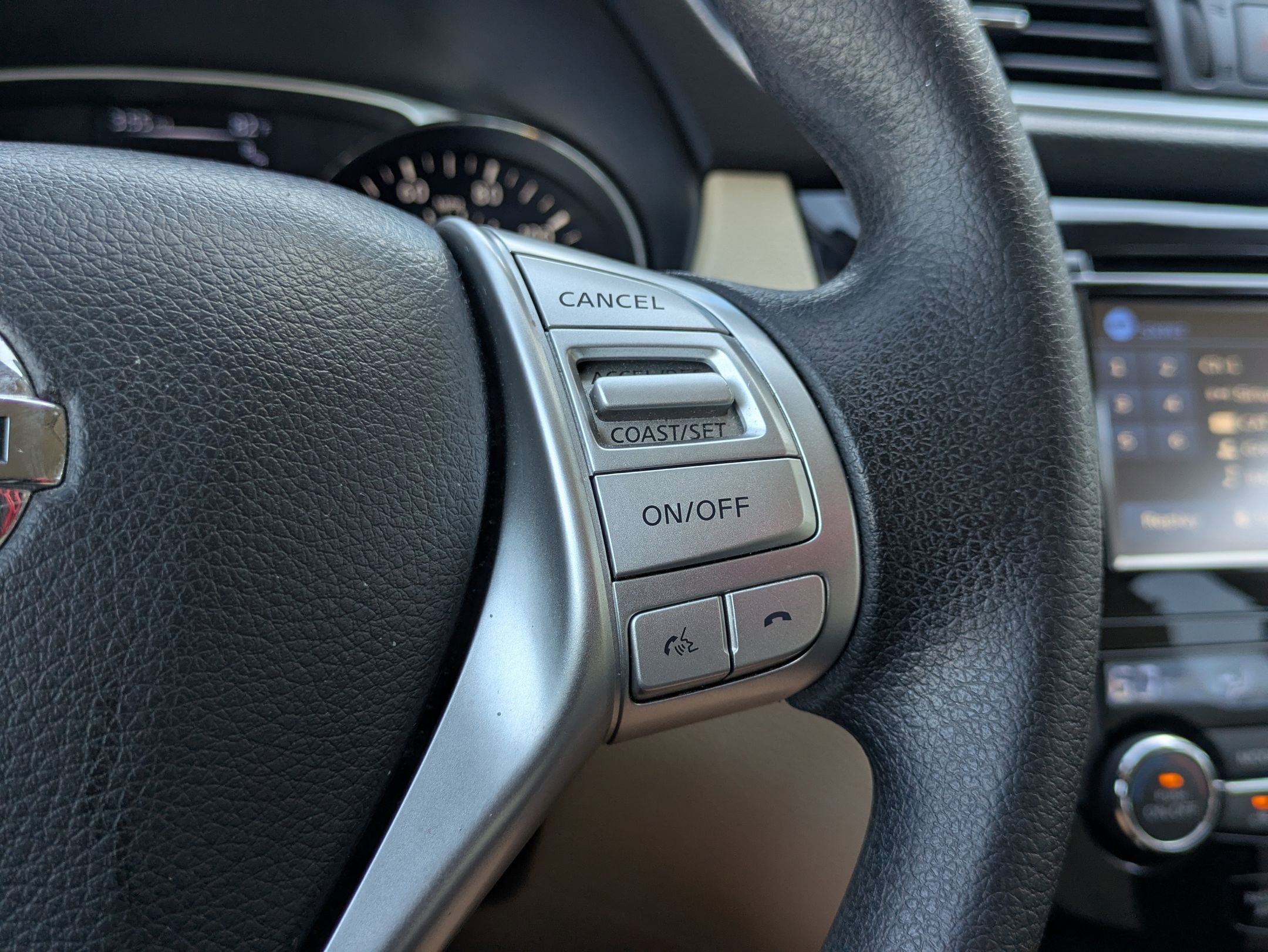 Used 2016 Nissan Rogue SV w/ SV Premium Package image 14