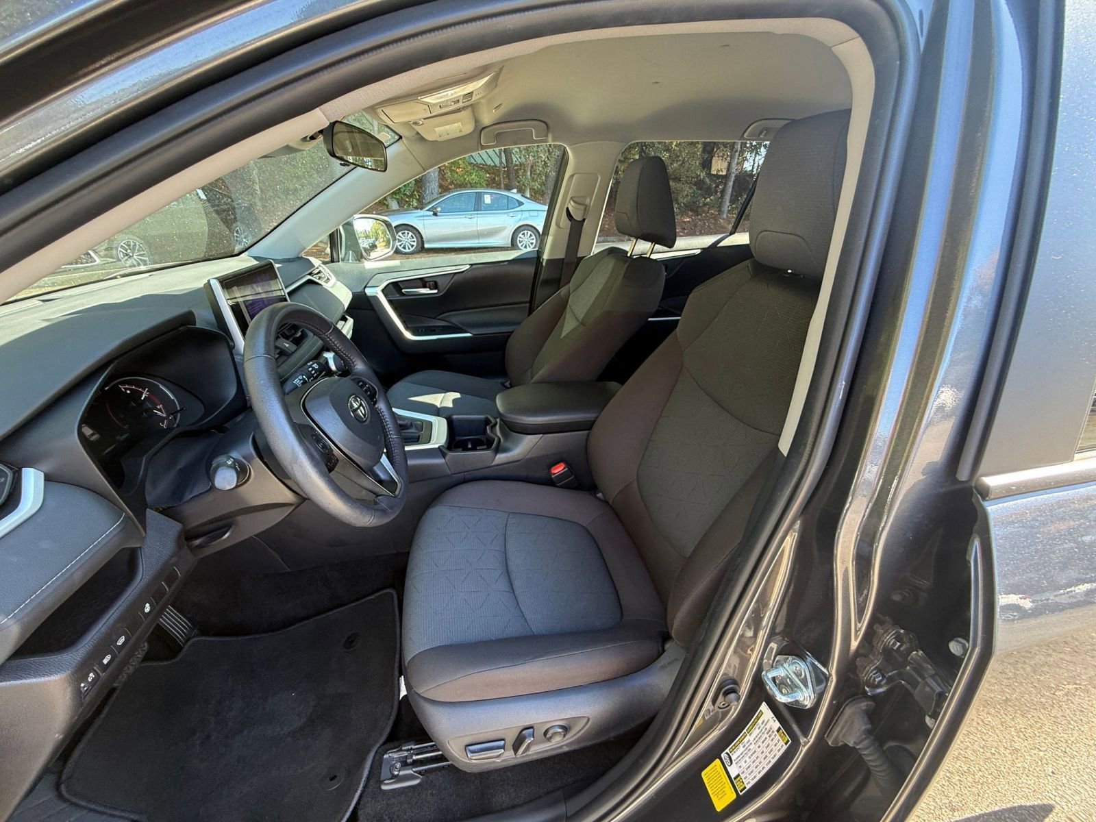 Used 2025 Toyota RAV4 XLE image 36