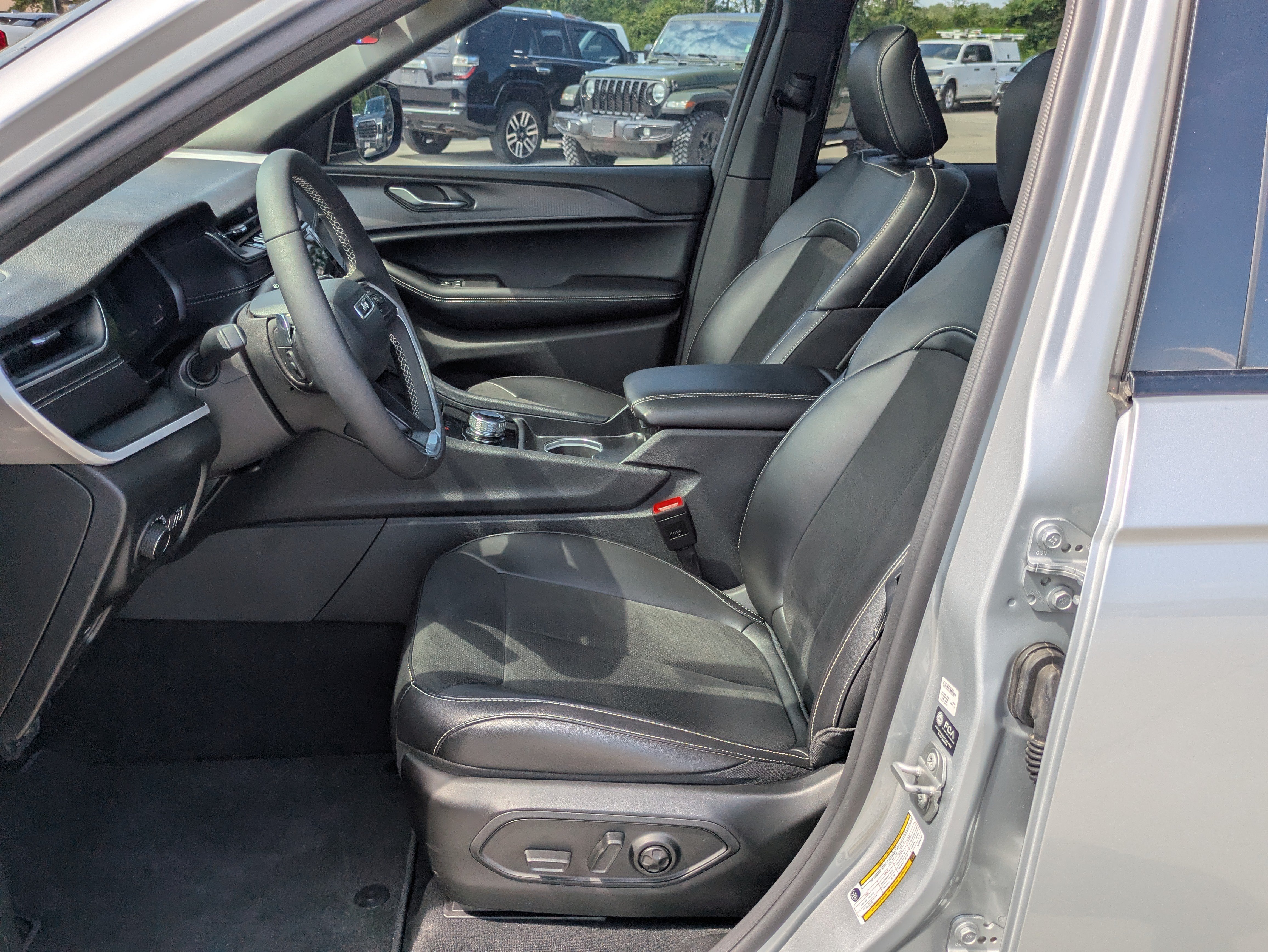 Certified 2025 Jeep Grand Cherokee Altitude RWD image 10