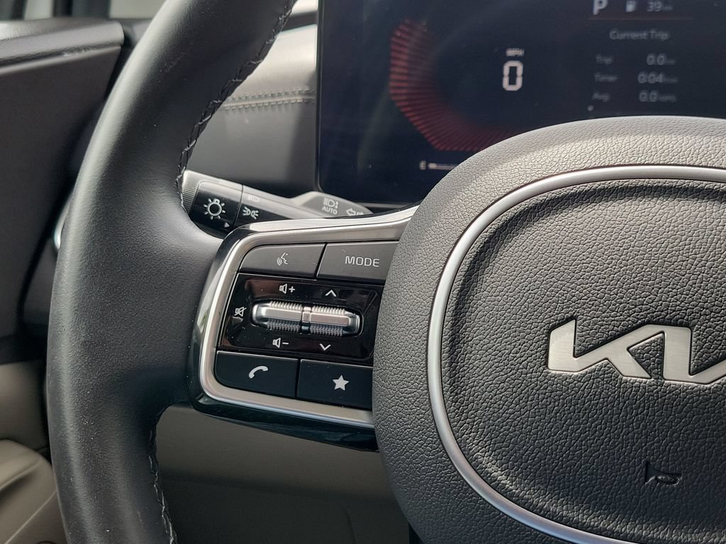 Certified 2025 Kia Carnival EX FWD image 17