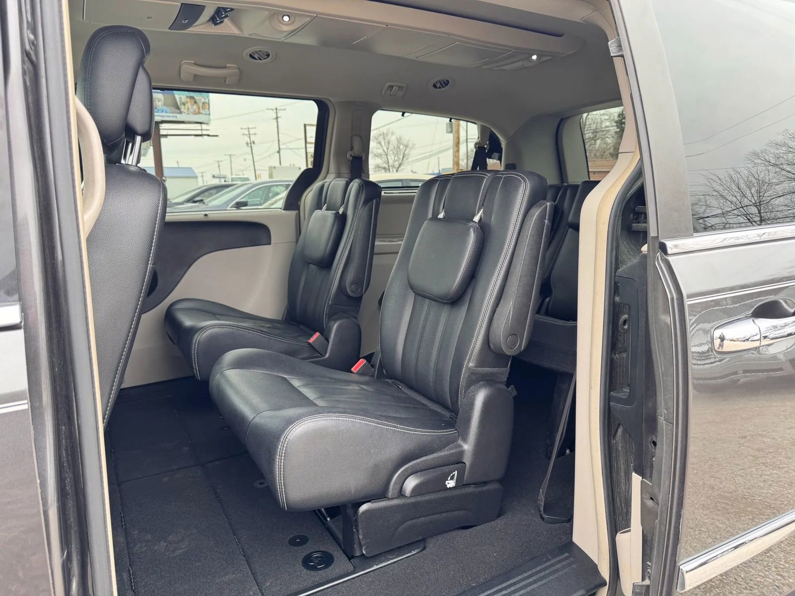 Used 2016 Chrysler Town & Country Touring w/ Driver Convenience Group FWD image 17