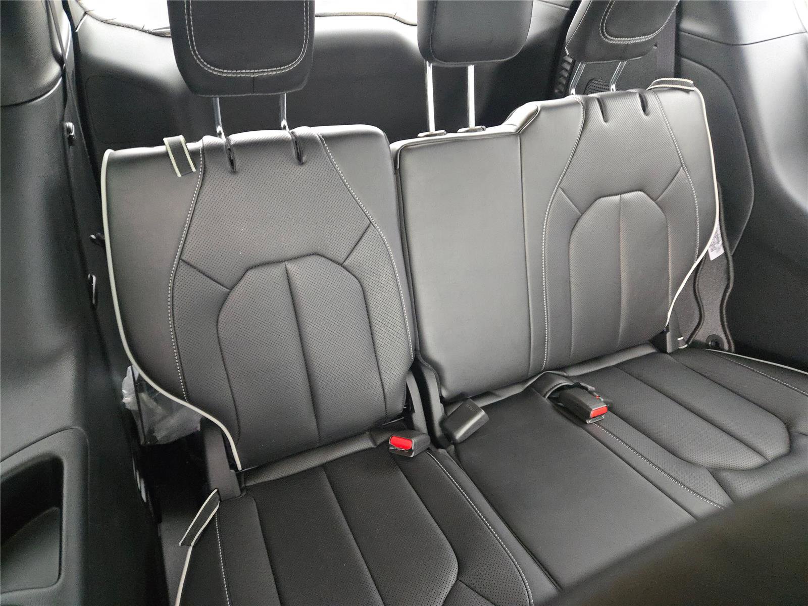 Used 2025 Chrysler Pacifica Limited w/ Uconnect Theater Family Group image 15