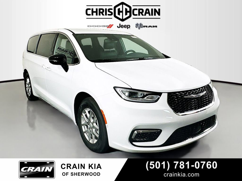 Used 2026 Chrysler Pacifica Select image 1