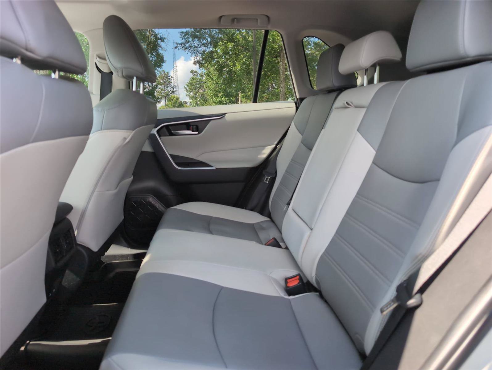 Used 2022 Toyota RAV4 XLE Premium AWD/4WD image 36