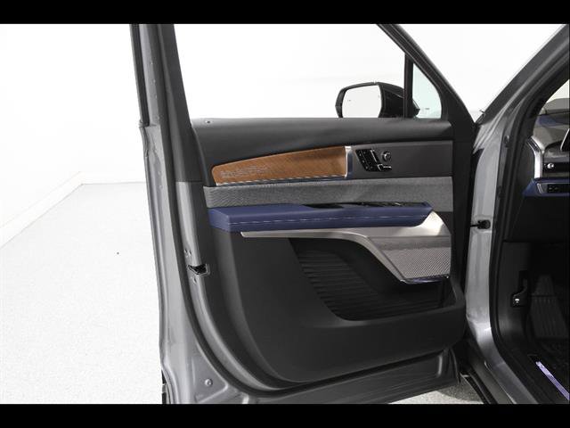 New 2026 Cadillac Vistiq Premium Luxury w/ LPO, Floor Liner Package AWD/4WD image 5