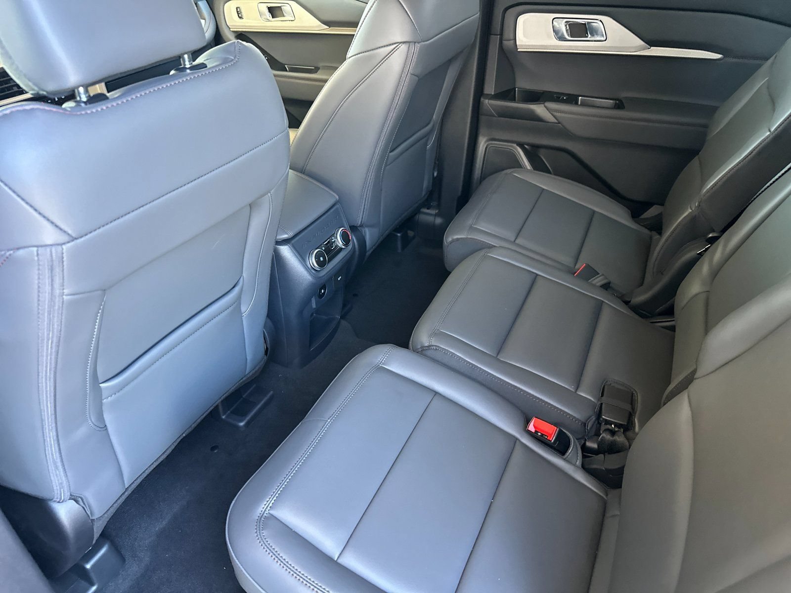 Used 2025 Ford Explorer Active w/ Active Comfort Package RWD image 16