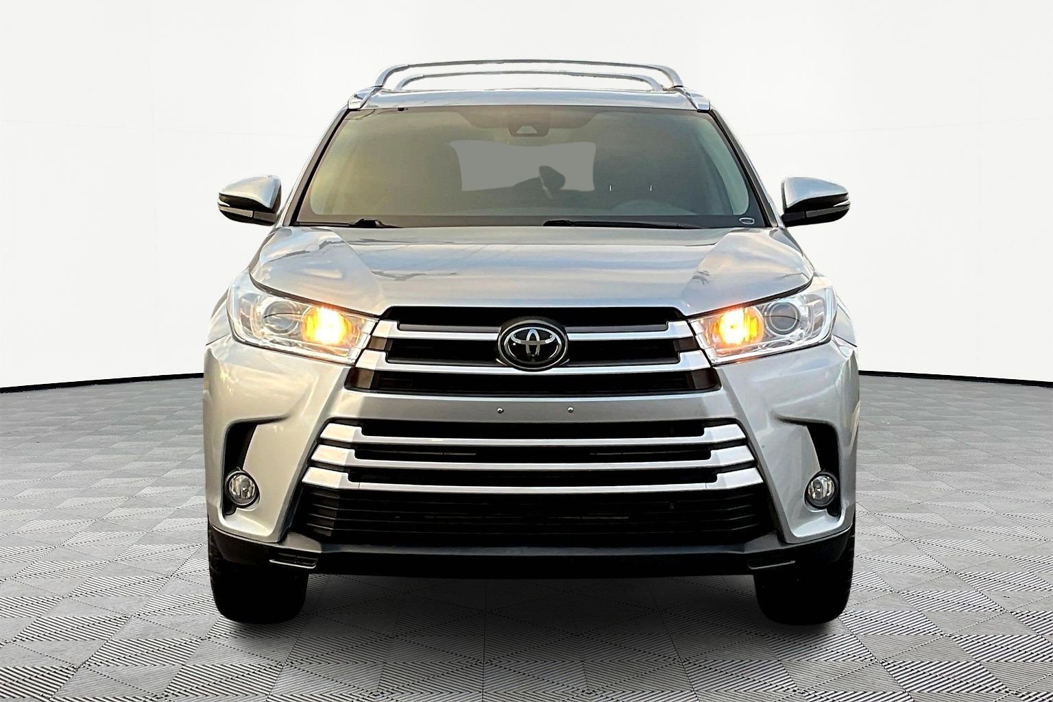 Used 2019 Toyota Highlander XLE image 2