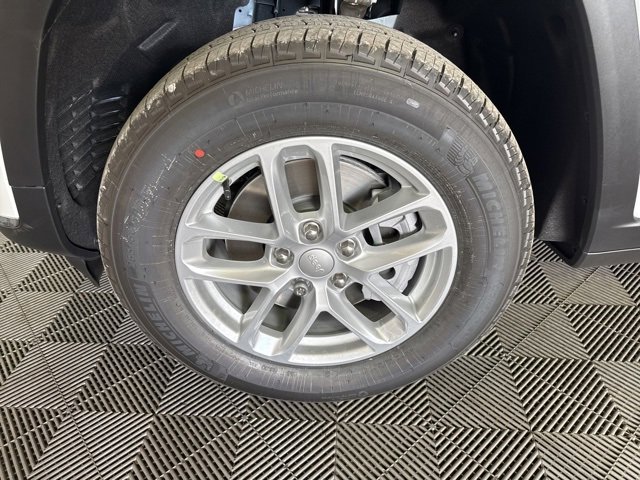 New 2025 Jeep Grand Cherokee L Laredo image 13