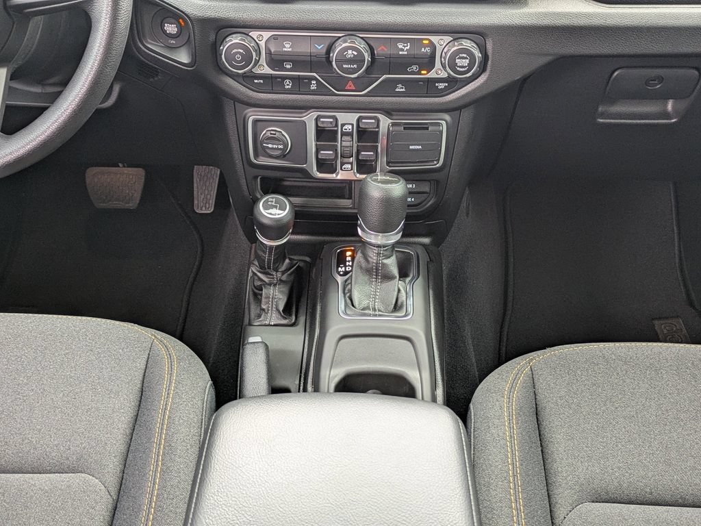 Used 2025 Jeep Gladiator Sport AWD/4WD image 19