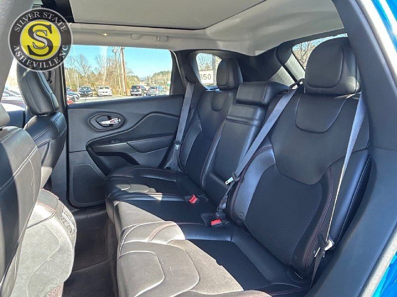 Used 2019 Jeep Cherokee Trailhawk w/ Comfort/Convenience Group AWD/4WD image 14