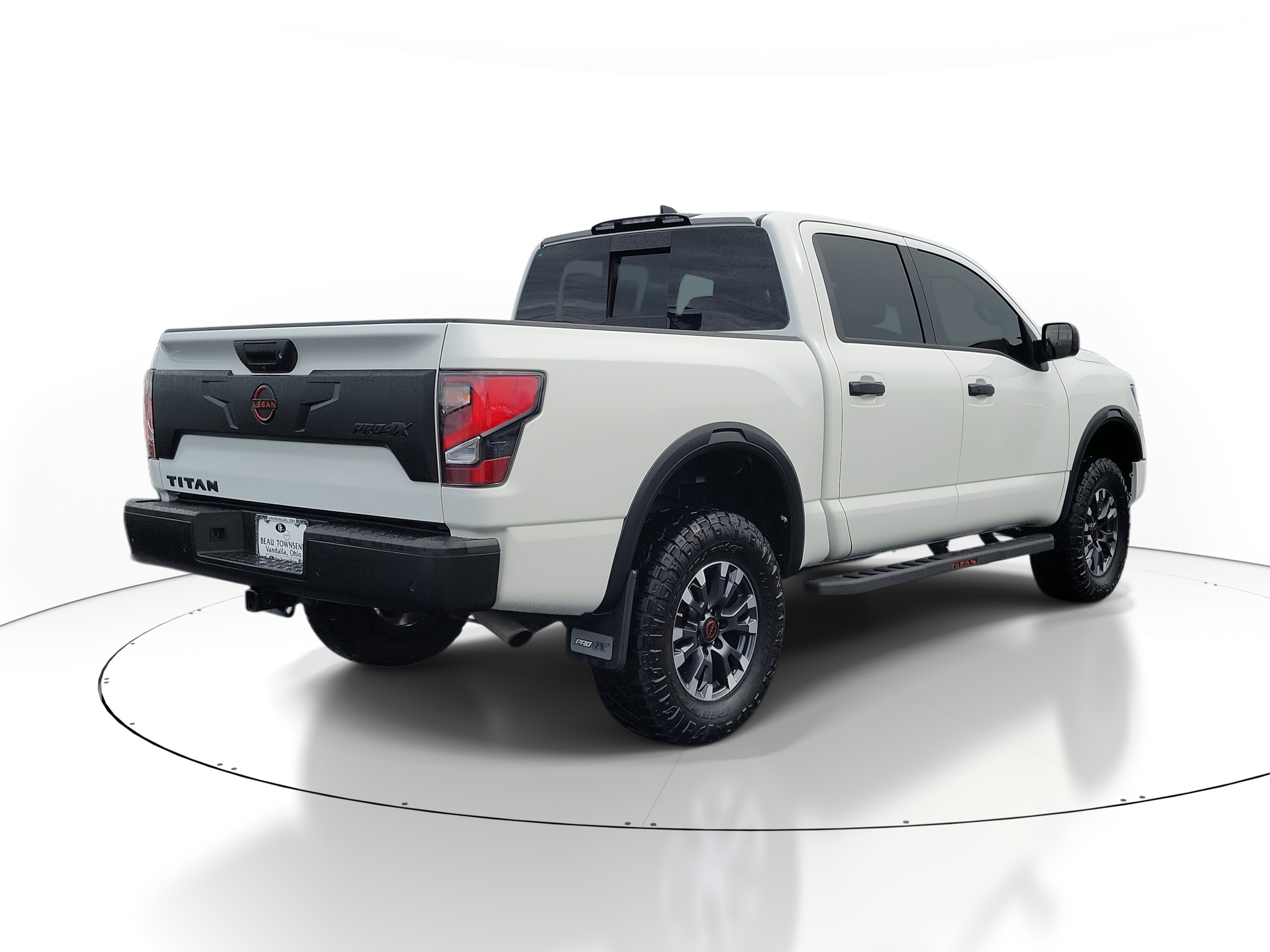 Used 2024 Nissan Titan PRO-4X w/ Off Road Protection Package image 4