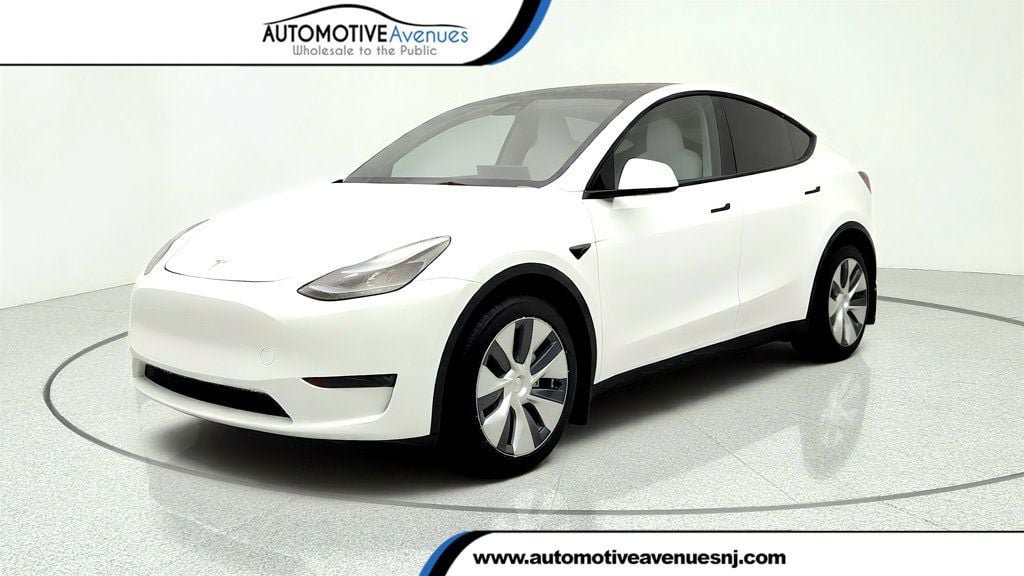 Used 2023 Tesla Model Y Long Range AWD/4WD image 1