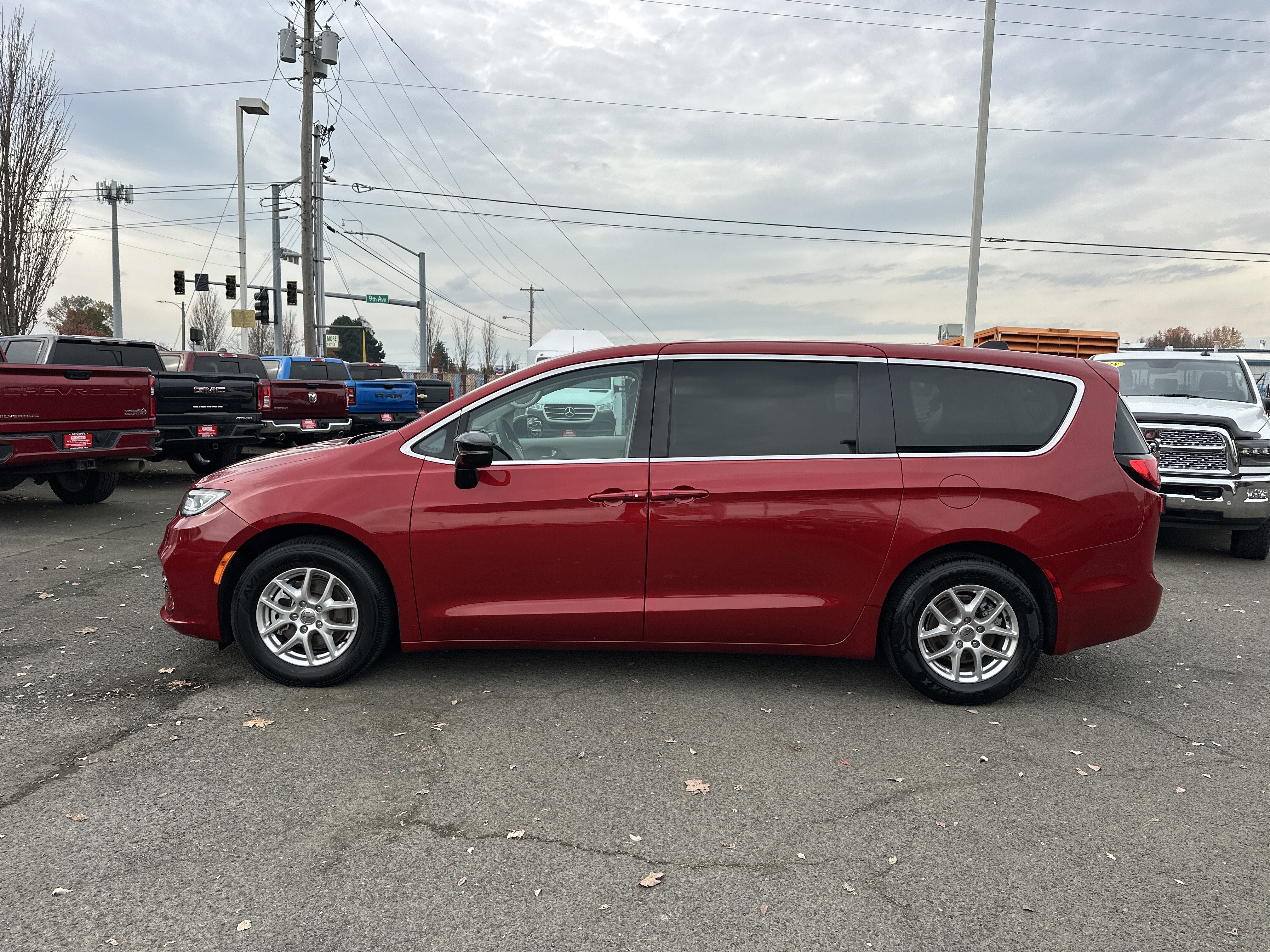Used 2024 Chrysler Pacifica Touring-L image 2