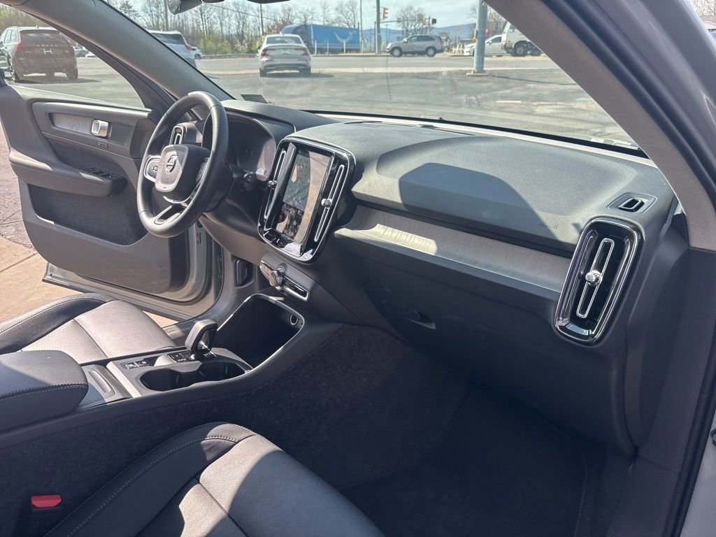 Used 2025 Volvo XC40 B5 Core image 33
