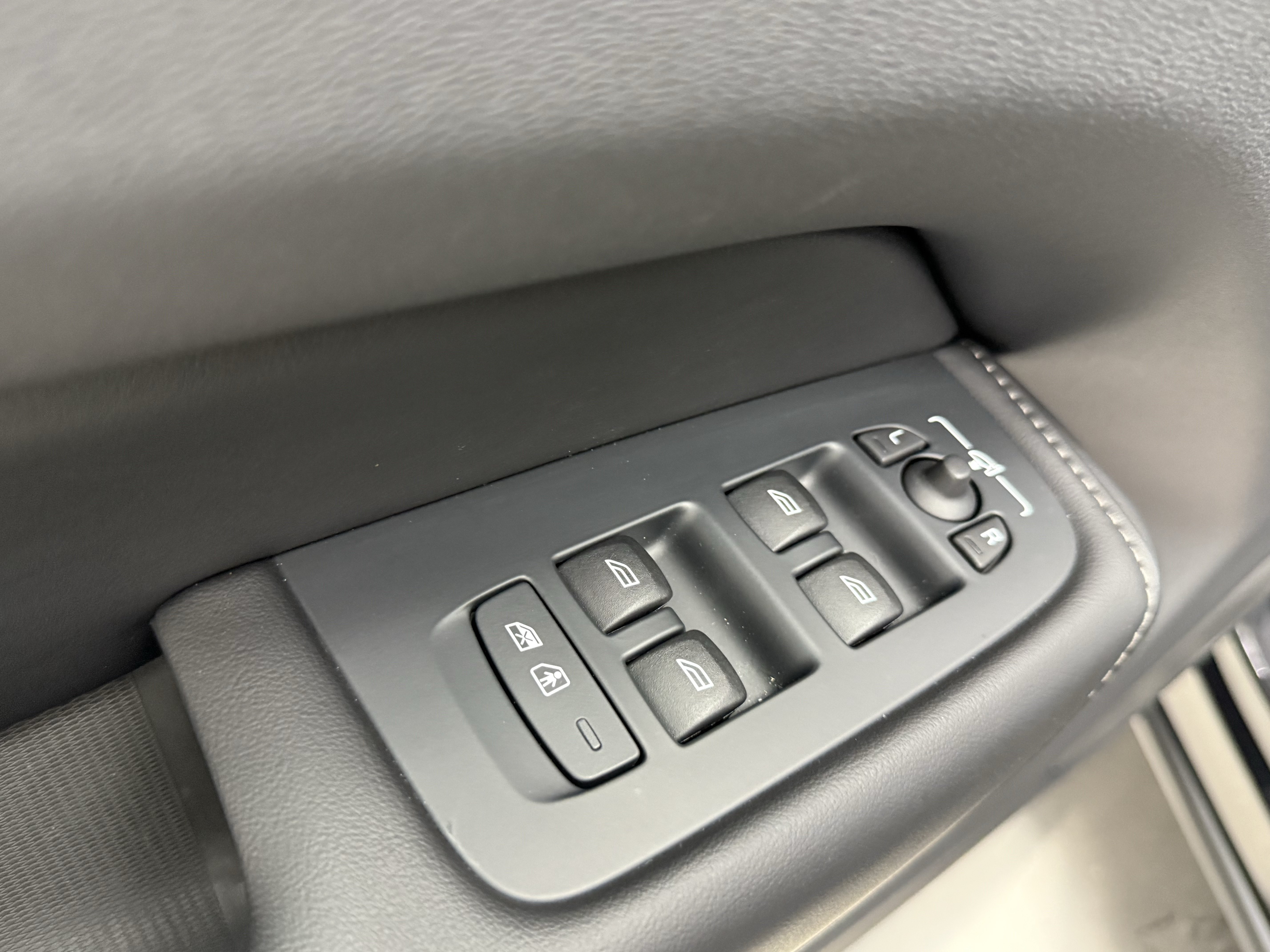 Certified 2024 Volvo XC60 B5 Ultimate AWD/4WD image 11