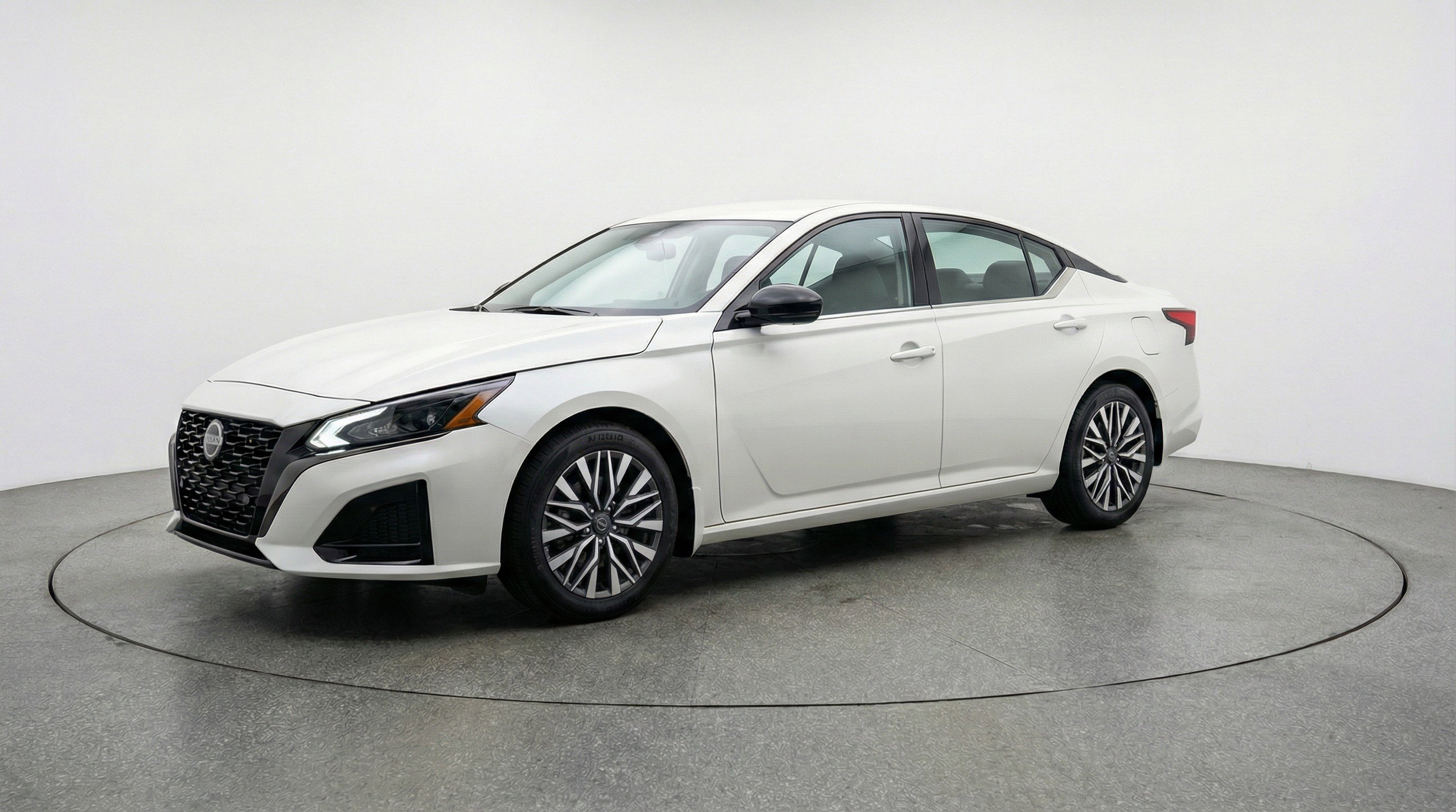 Used 2025 Nissan Altima 2.5 SV FWD image 3