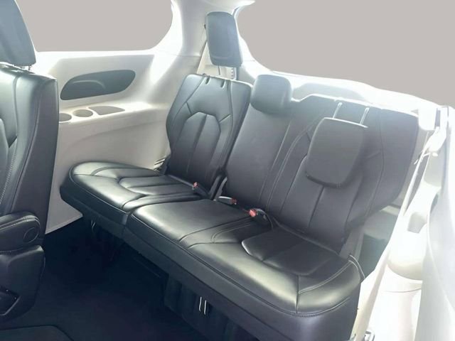 Used 2023 Chrysler Pacifica Touring-L image 18